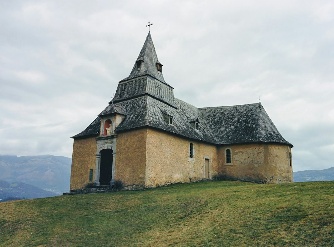 Église en bois de Ieud Deal : joyau UNESCO du Maramureș - Ieud | Secret World Trip Planner