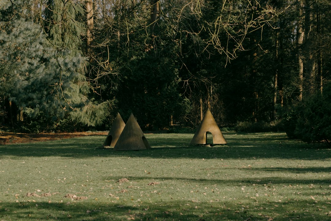 Parc de sculptures à Cologne : art en plein air sur le Rhin — Elsa-Brändström-Straße 9