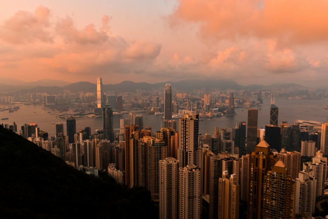 Entdecke die Magie des Victoria Peak in Hongkong - The Peak | Secret World Trip Planner