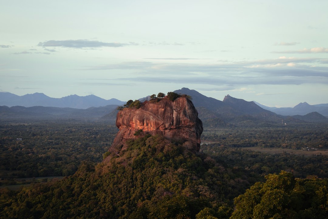 Scopri il Fascino di Sigiriya Lion Rock - XQ46+R46 | Secret World Trip Planner