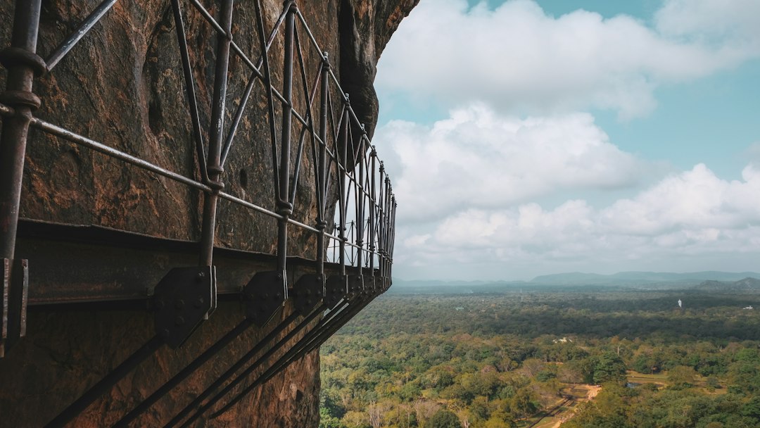 Entdecke den Zauber des Sigiriya Löwenfels — XQ46+R46
