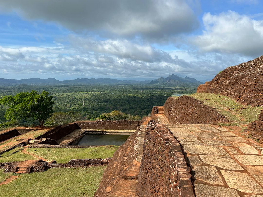 Entdecke den Zauber des Sigiriya Löwenfels - XQ46+R46 | Secret World Trip Planner