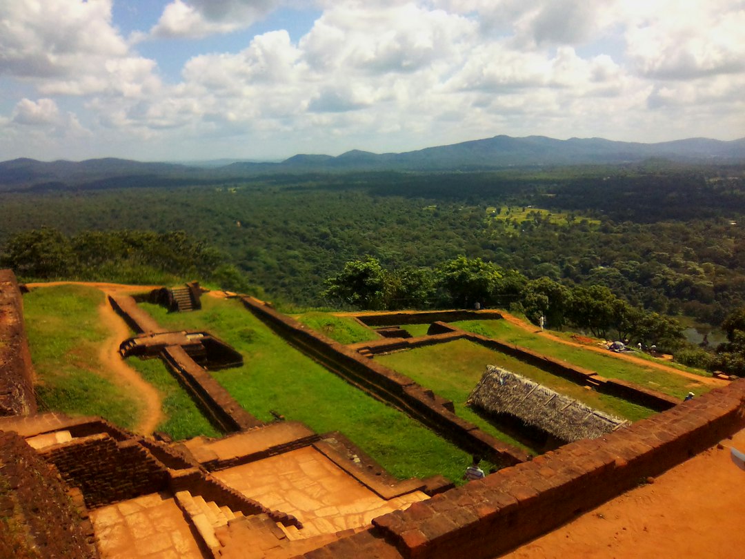Découvrez le Charme du Rocher du Lion de Sigiriya - XQ46+R46 | Secret World Trip Planner