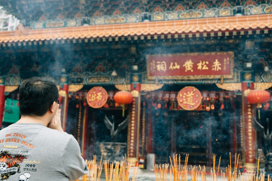 Découvrez le temple Man Mo à Hong Kong - Sheung Wan | Secret World Trip Planner