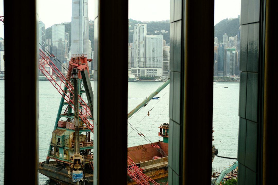 Entdecken Sie zeitgenössische Kunst im M+ Museum Hongkong - West Kowloon | Secret World Trip Planner