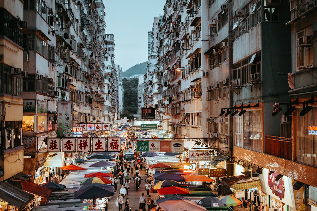 Esplorando il Mercato Notturno di Temple Street a Hong Kong - Jordan | Secret World Trip Planner
