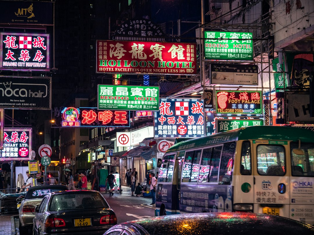 Esplorando il Mercato Notturno di Temple Street a Hong Kong - Jordan | Secret World Trip Planner