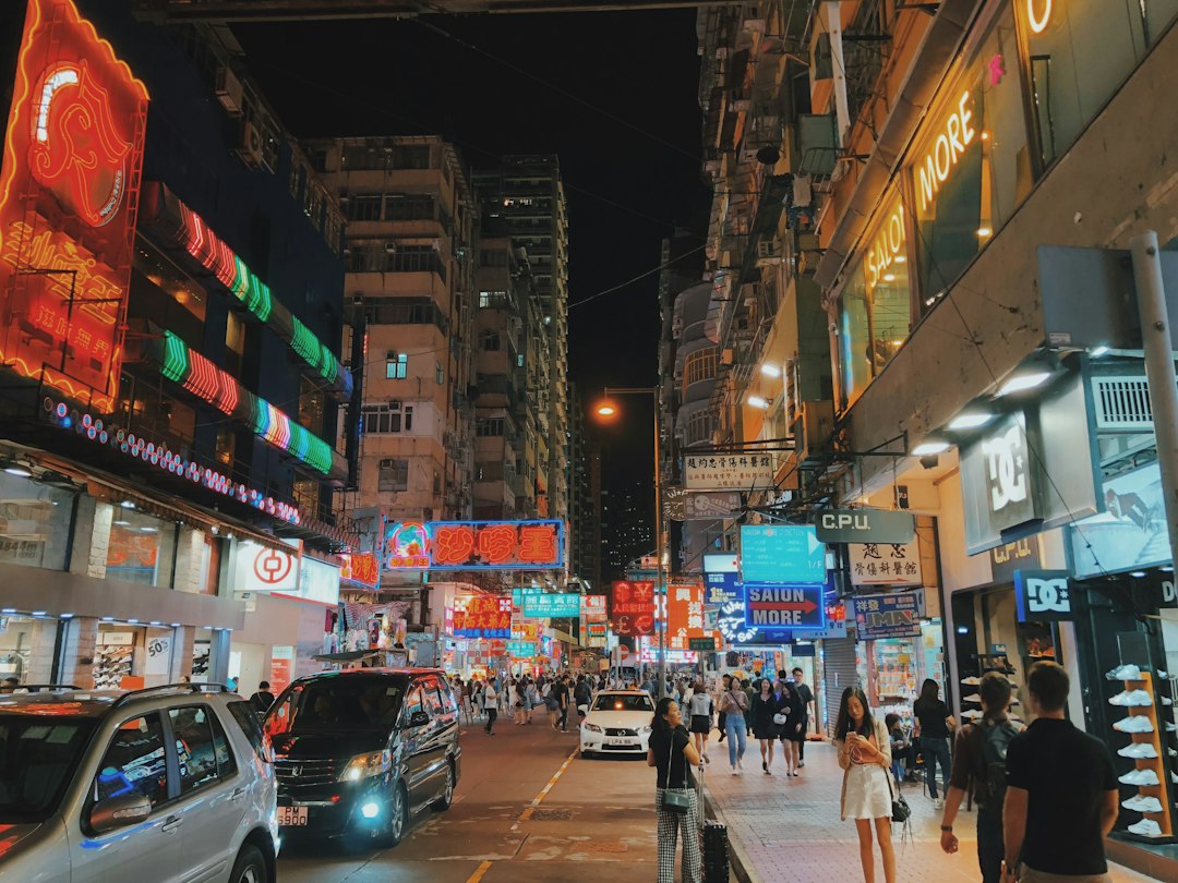 Explorando el Mercado Nocturno de Temple Street - Jordan | Secret World Trip Planner