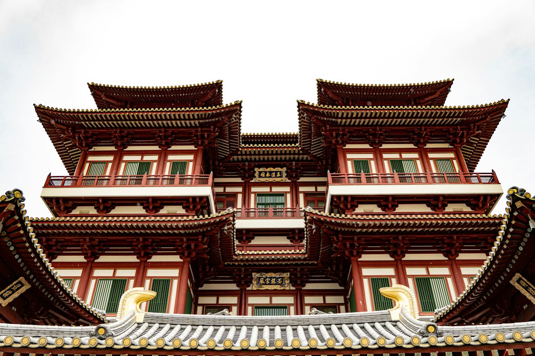 Découvrez le Temple de la Relique de la Dent de Bouddha à Singapour - 288 S Bridge Rd | Secret World Trip Planner