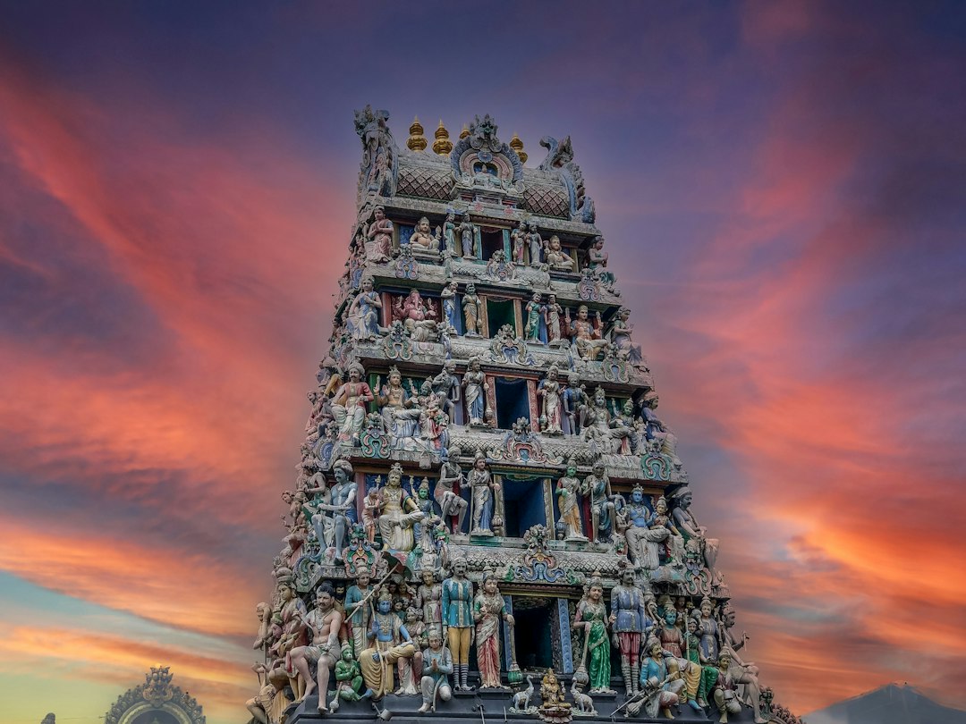Découvrez le charme du temple Sri Mariamman à Singapour - 244 S Bridge Rd | Secret World Trip Planner