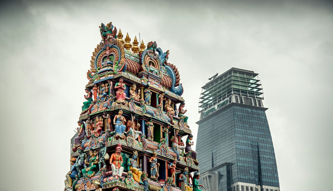 Découvrez le charme du temple Sri Mariamman à Singapour - 244 S Bridge Rd | Secret World Trip Planner