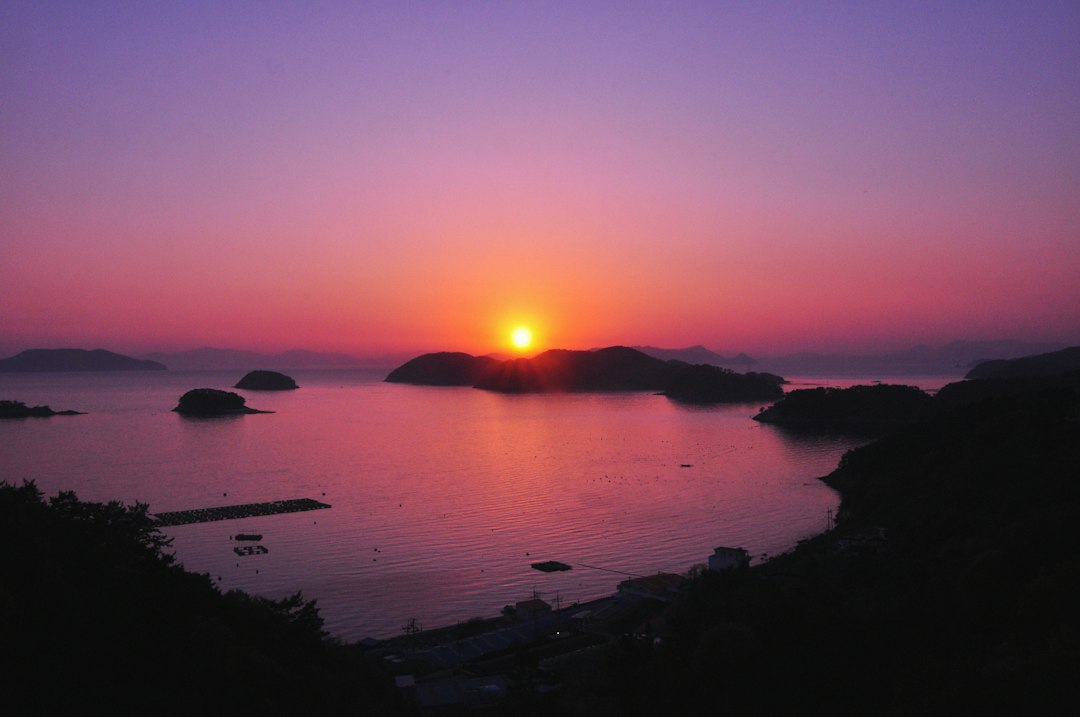 Sonnenuntergang in Oia: Der berühmteste Aussichtspunkt der Kykladen — F96F+M3