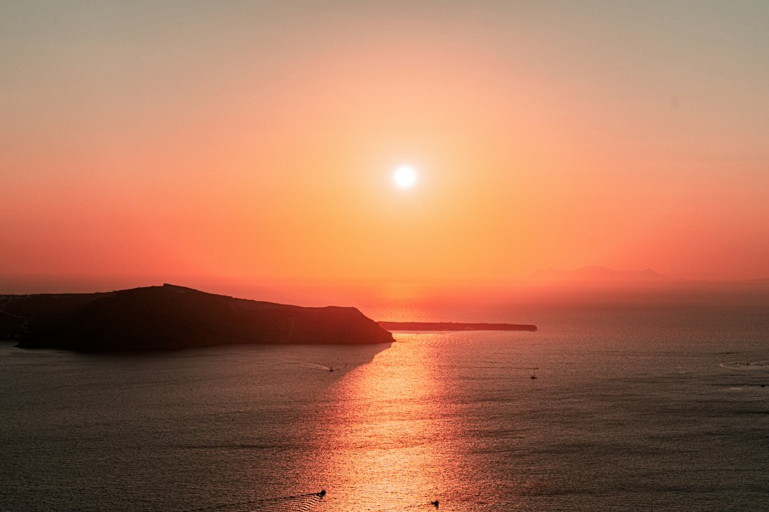 Sonnenuntergang in Oia: Der berühmteste Aussichtspunkt der Kykladen - F96F+M3 | Secret World Trip Planner