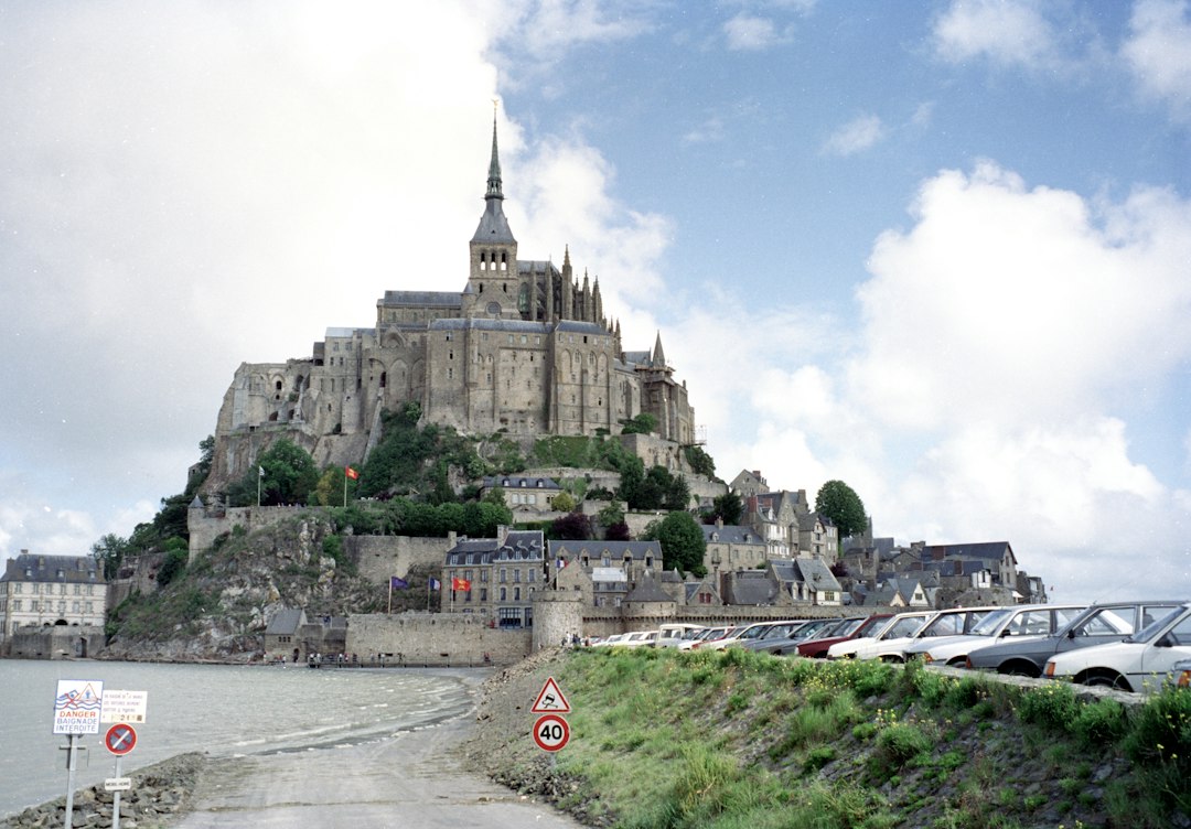 Mont-Saint-Michel: Die Abtei, die den Gezeiten trotzt - L'Abbaye | Secret World Trip Planner