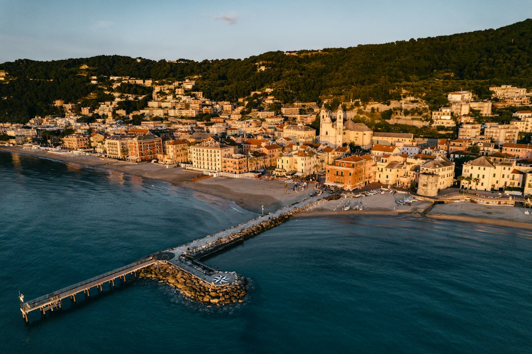 Bologna, Italien: Der wilde Strand mit der riesigen Düne - 11391 Bolonia | Secret World Trip Planner