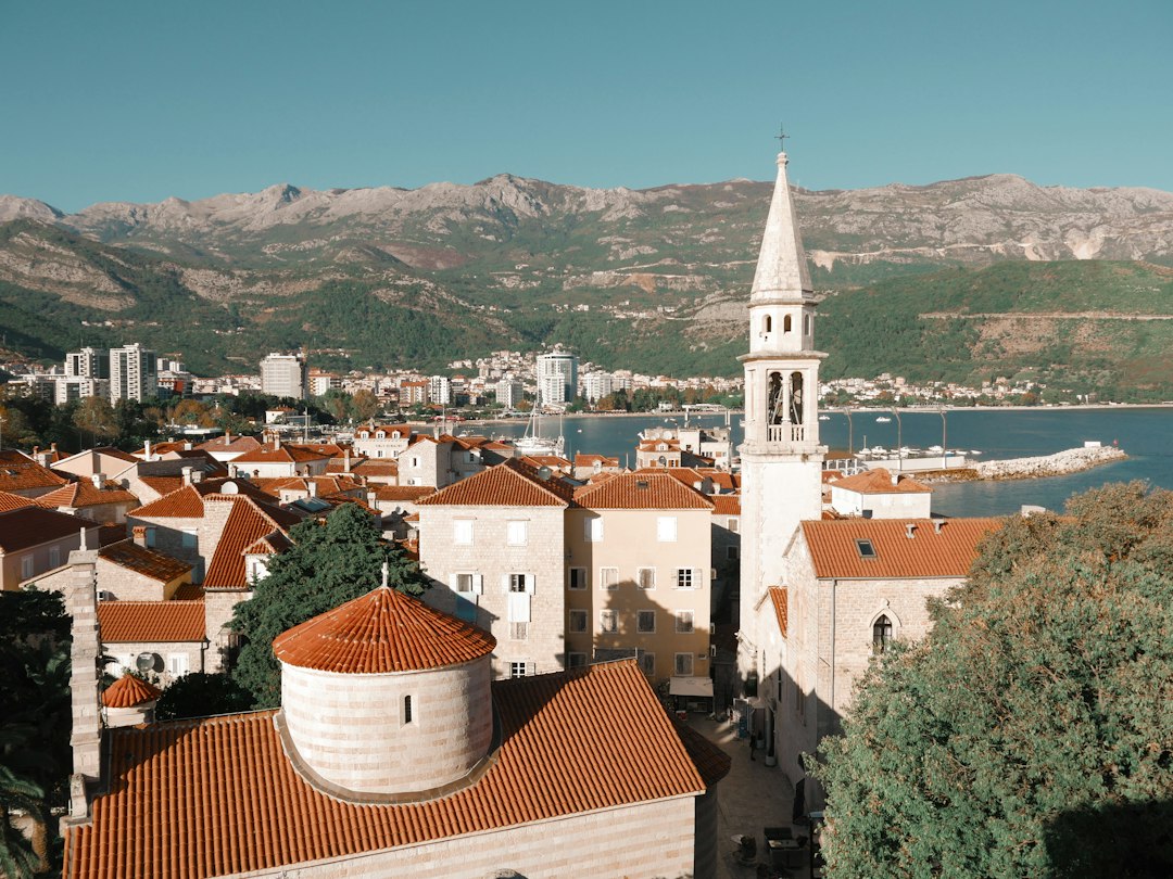 Pro Patria: Eine Reise durch die Geschichte Montenegros - Cetinje | Secret World Trip Planner