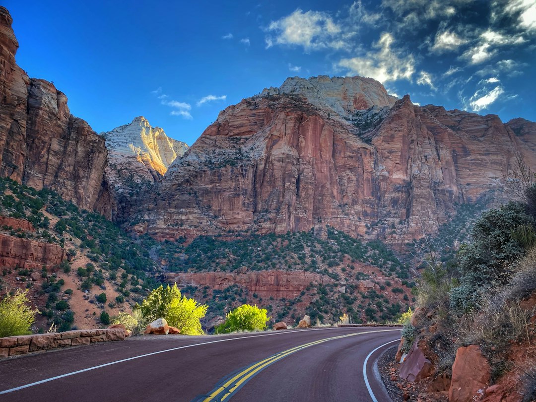 Les Narrows de Zion : marcher dans la rivière entre les rochers - Springdale | Secret World Trip Planner