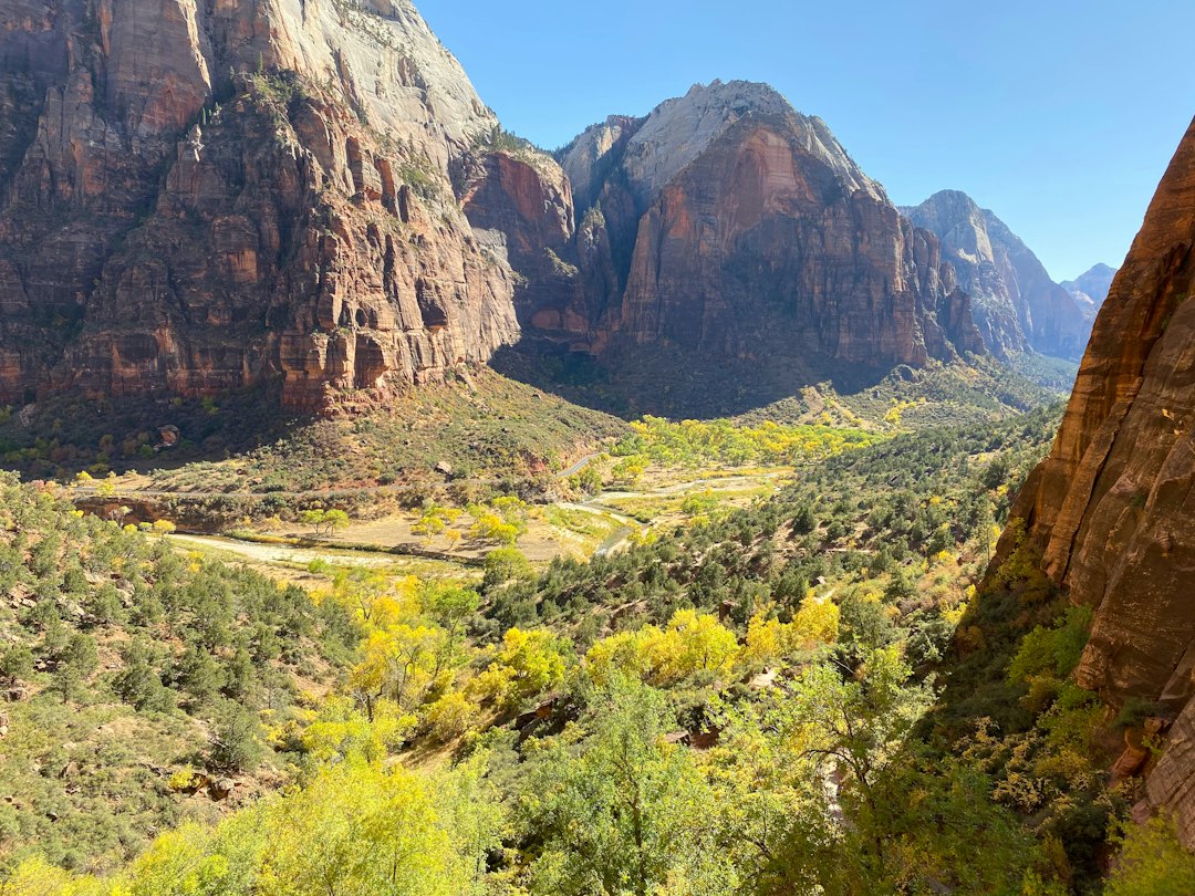 Les Narrows de Zion : marcher dans la rivière entre les rochers - Springdale | Secret World Trip Planner