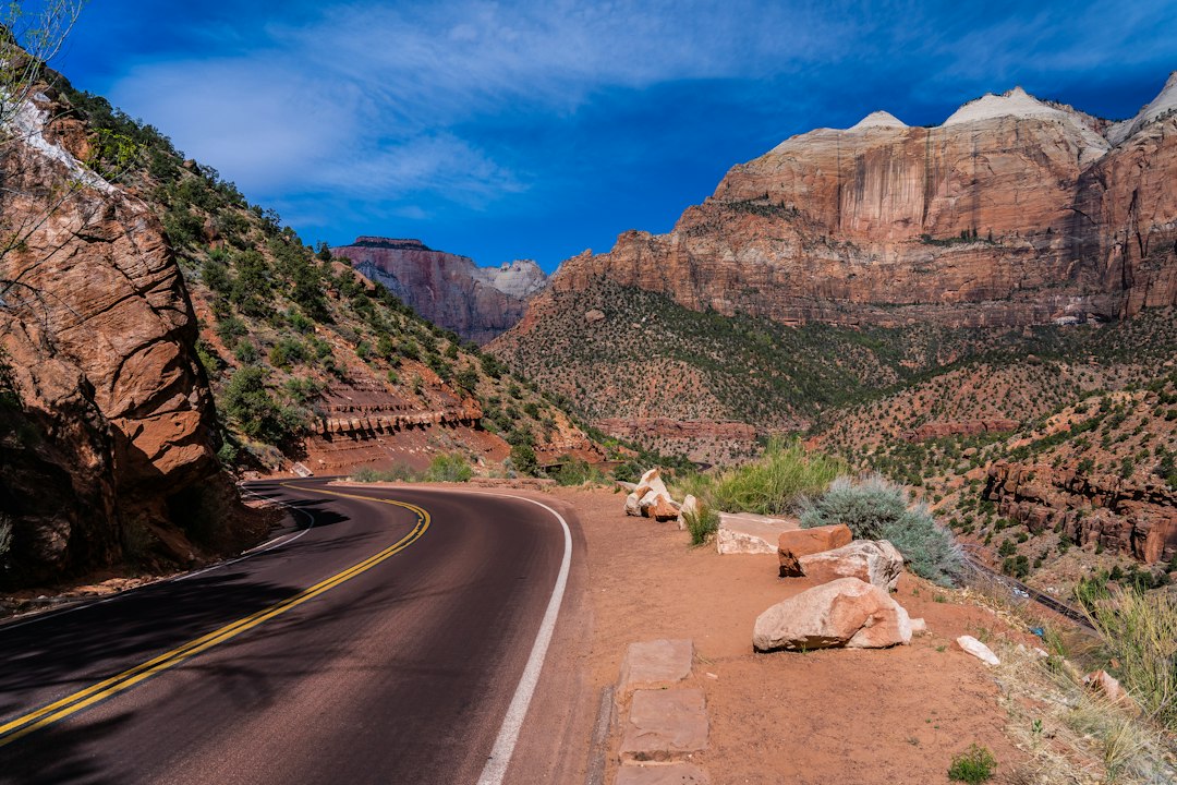 Les Narrows de Zion : marcher dans la rivière entre les rochers - Springdale | Secret World Trip Planner