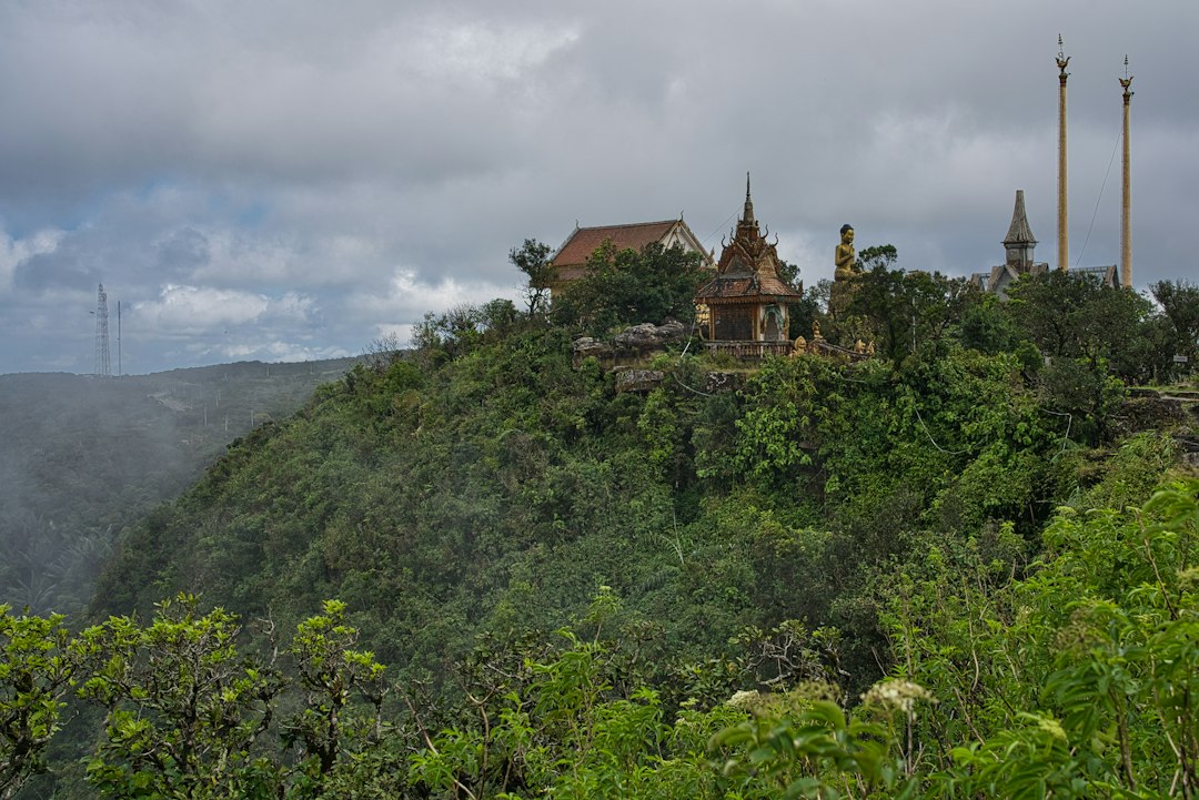 Wat Phu Tok : le monastère dans la roche en Thaïlande - Si Wilai District | Secret World Trip Planner
