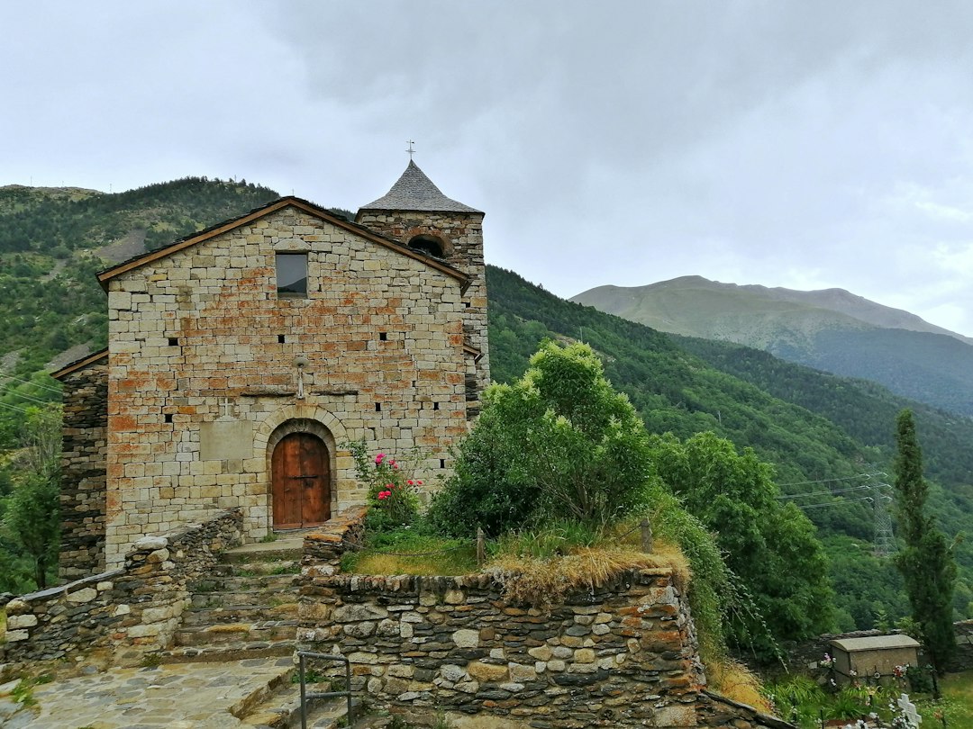 Chiesa di Gergeti: il tempio sul tetto del Caucaso - Kazbegi | Secret World Trip Planner