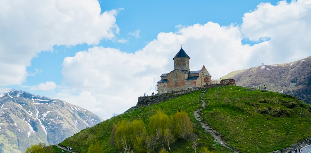 Église de Gergeti : le temple du Caucase - Kazbegi | Secret World Trip Planner