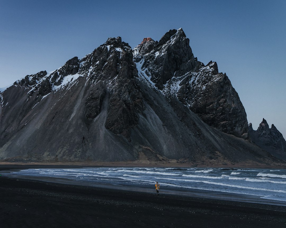 Stokksnes: Der schwarze Strand unter dem Vestrahorn - Stokksnesvegur 9720 | Secret World Trip Planner