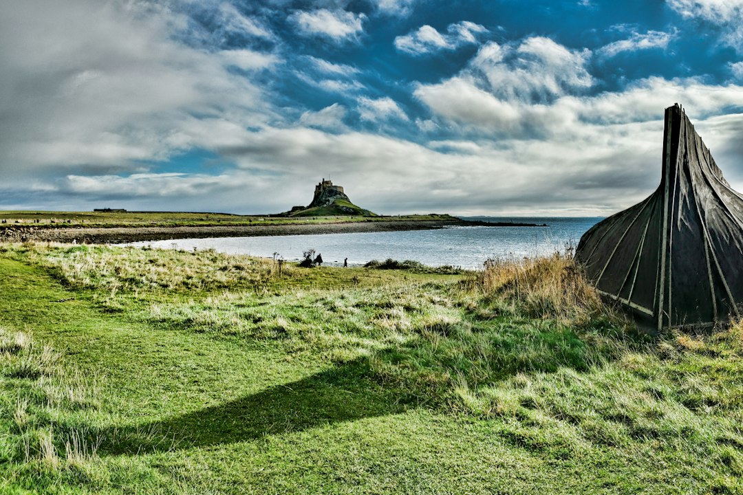 Lindisfarne Castle: Der Leuchtturm der Gezeiteninsel - Holy Island | Secret World Trip Planner