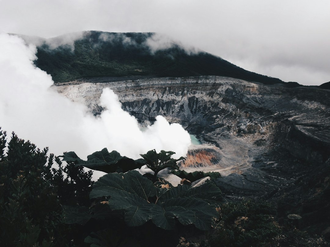 Vulcano Poás: el cráter ácido más grande del mundo — Provincia di Alajuela