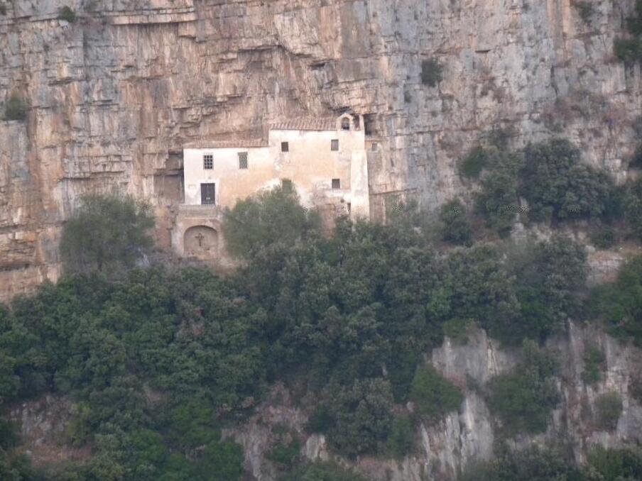 Ερμιτάζ του Σαν Μάγκνο μια εκκλησία-σπηλιά στο Πιεμόντε - San Mango Piemonte | Secret World Trip Planner
