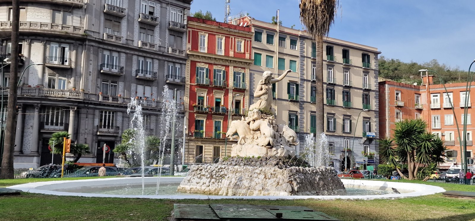 ້ໍາພຸຂອງ Mermaid ໃນຕົ້ - Napoli | Secret World Trip Planner