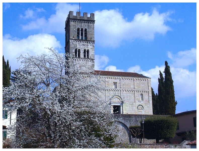 Catedral de Barga - Barga | Secret World Trip Planner