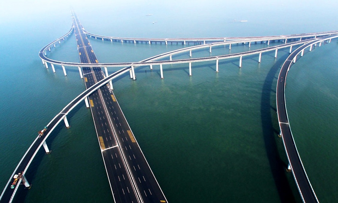 El puente de la bahía de Jiaozhou - el puente marítimo más largo del mundo — Qingdao Shi