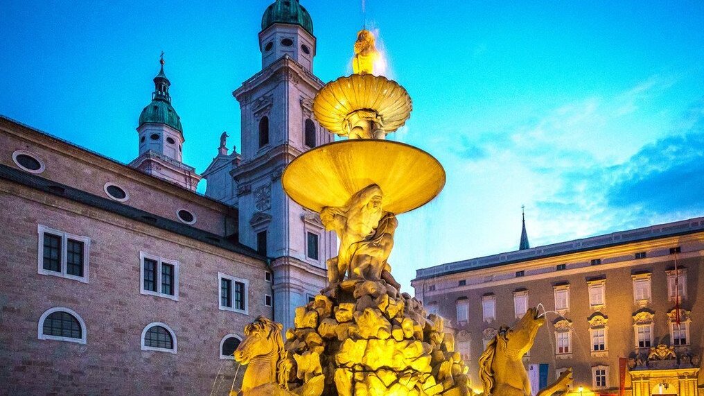 Plaza de la Residencia en Salzburgo - Salzburg | Secret World Trip Planner