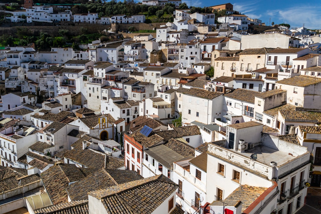 Setenil de las Bodegas, un pequeño pueblo blanco de Andalucía - Setenil de las Bodegas | Secret World Trip Planner