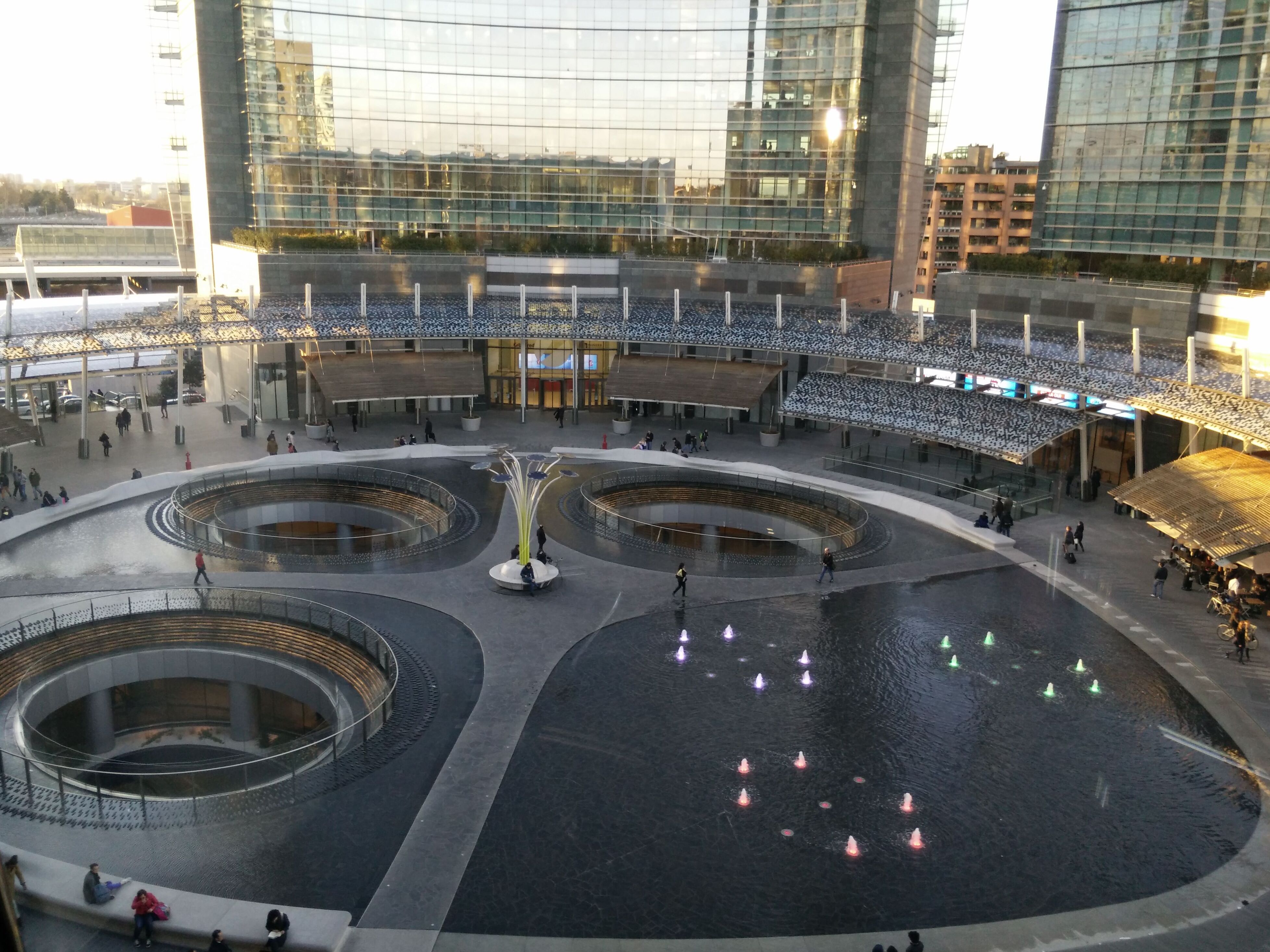 Chemchemi ya Piazza Gae Aulenti - Milano | Secret World Trip Planner