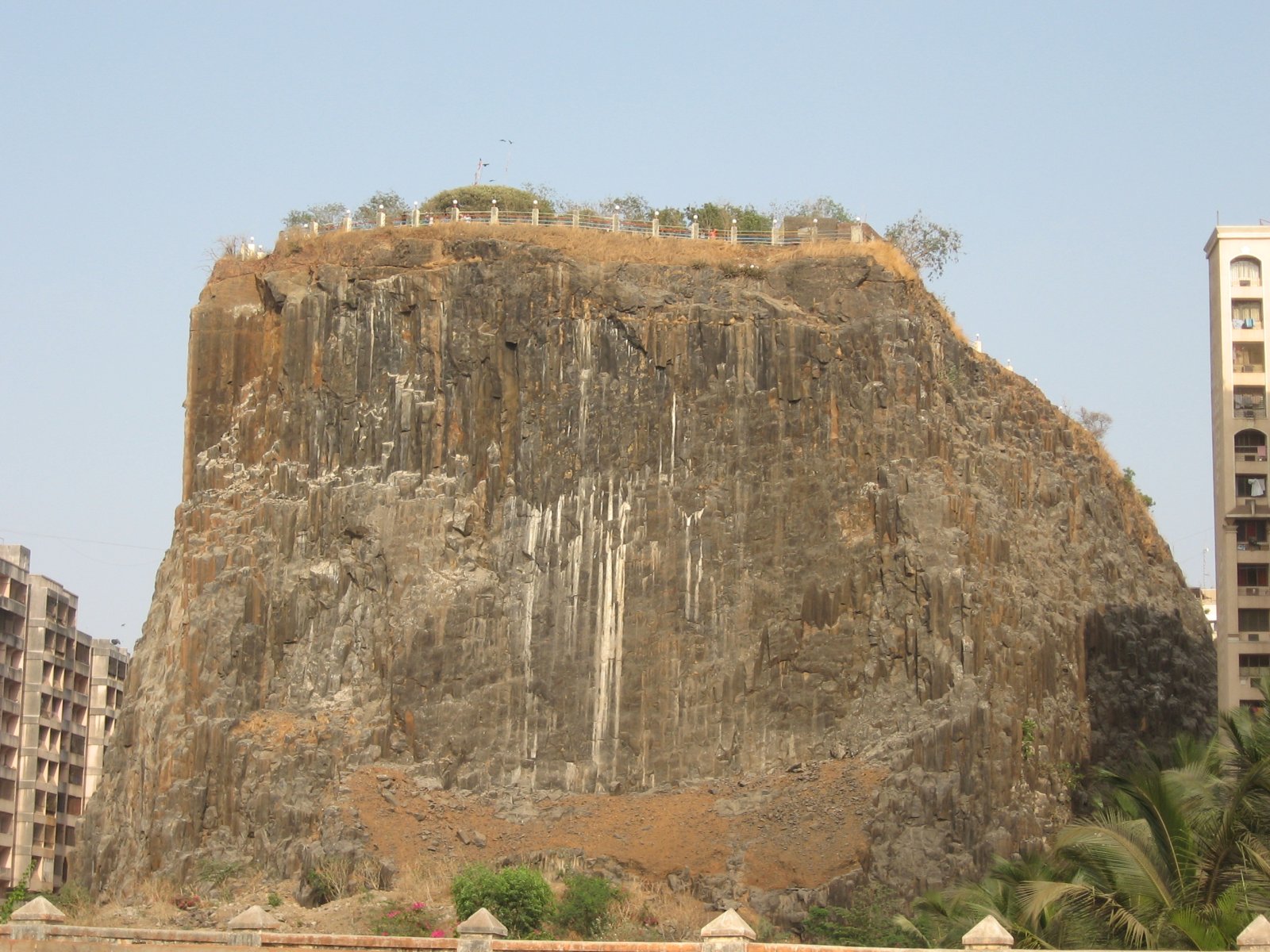 Imagjino një gur të madh me llavë të fortë: Gilbert Hill - Mumbai | Secret World Trip Planner