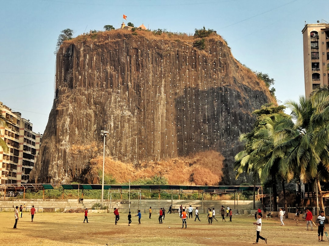 Imagjino një gur të madh me llavë të fortë: Gilbert Hill - Mumbai | Secret World Trip Planner