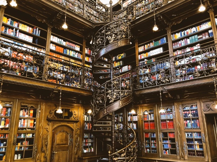 Biblioteca jurídica: Los secretos mejor guardados de Munich - München | Secret World Trip Planner