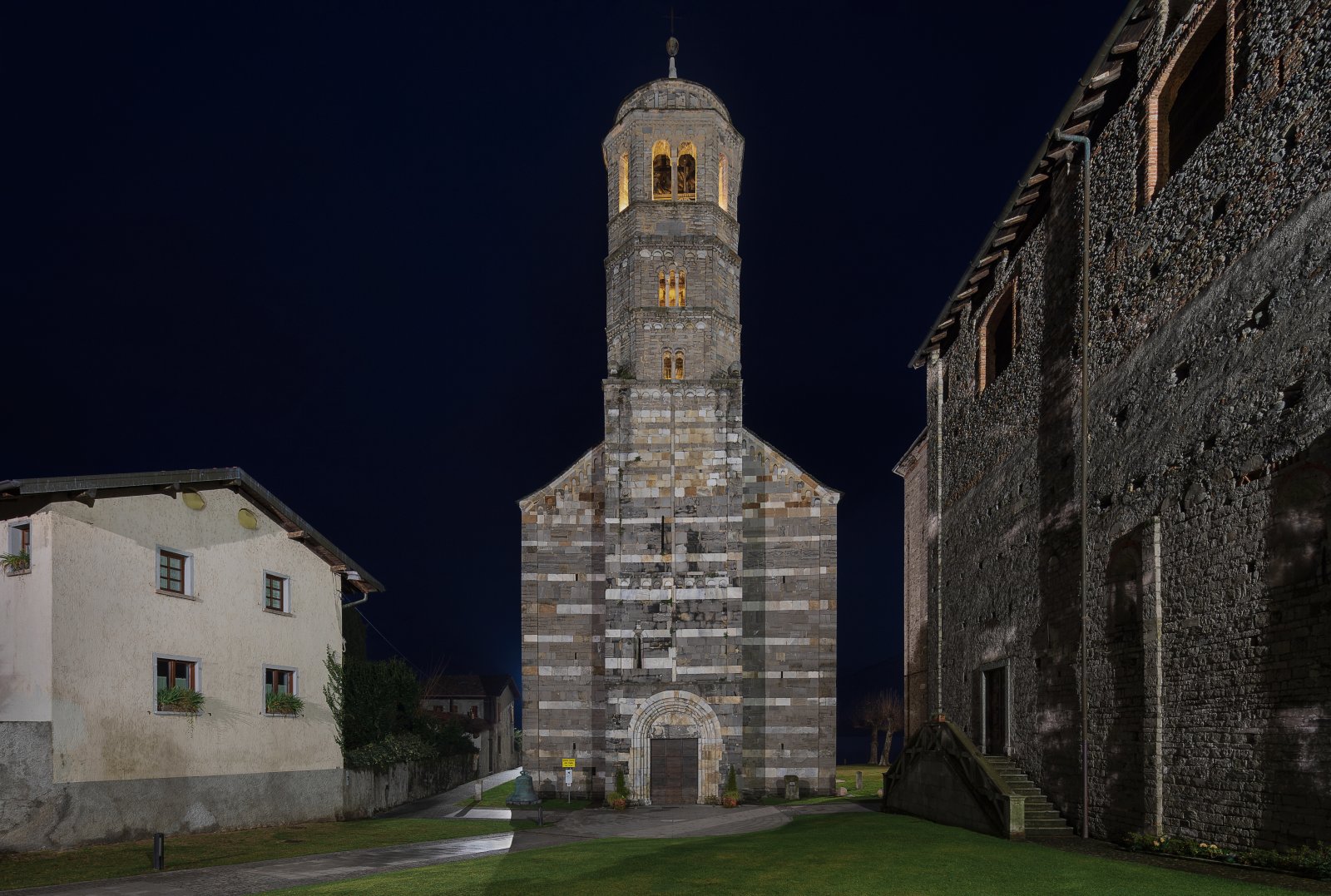 Cintorín a Kostol Santa Maria del Tiglio - Gravedona | Secret World Trip Planner