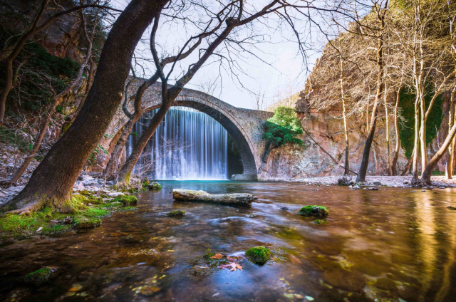 Pont et cascade de Palaiokarya en Thessalie - Epar.Od. Paleokarias-Ropotou | Secret World Trip Planner