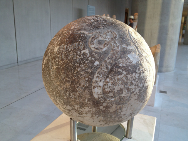 Die geheimnisvolle Marmorkugel des Theaters des Dionysos - Athina | Secret World Trip Planner
