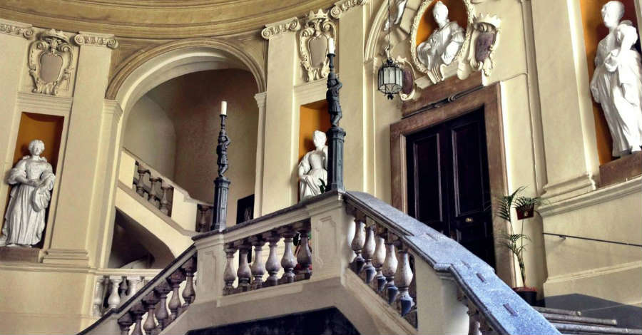 பலாஸ்ஸோ ஸ்பினெல்லி டி லாரினோ மற்றும் பேய்கள் - Napoli | Secret World Trip Planner