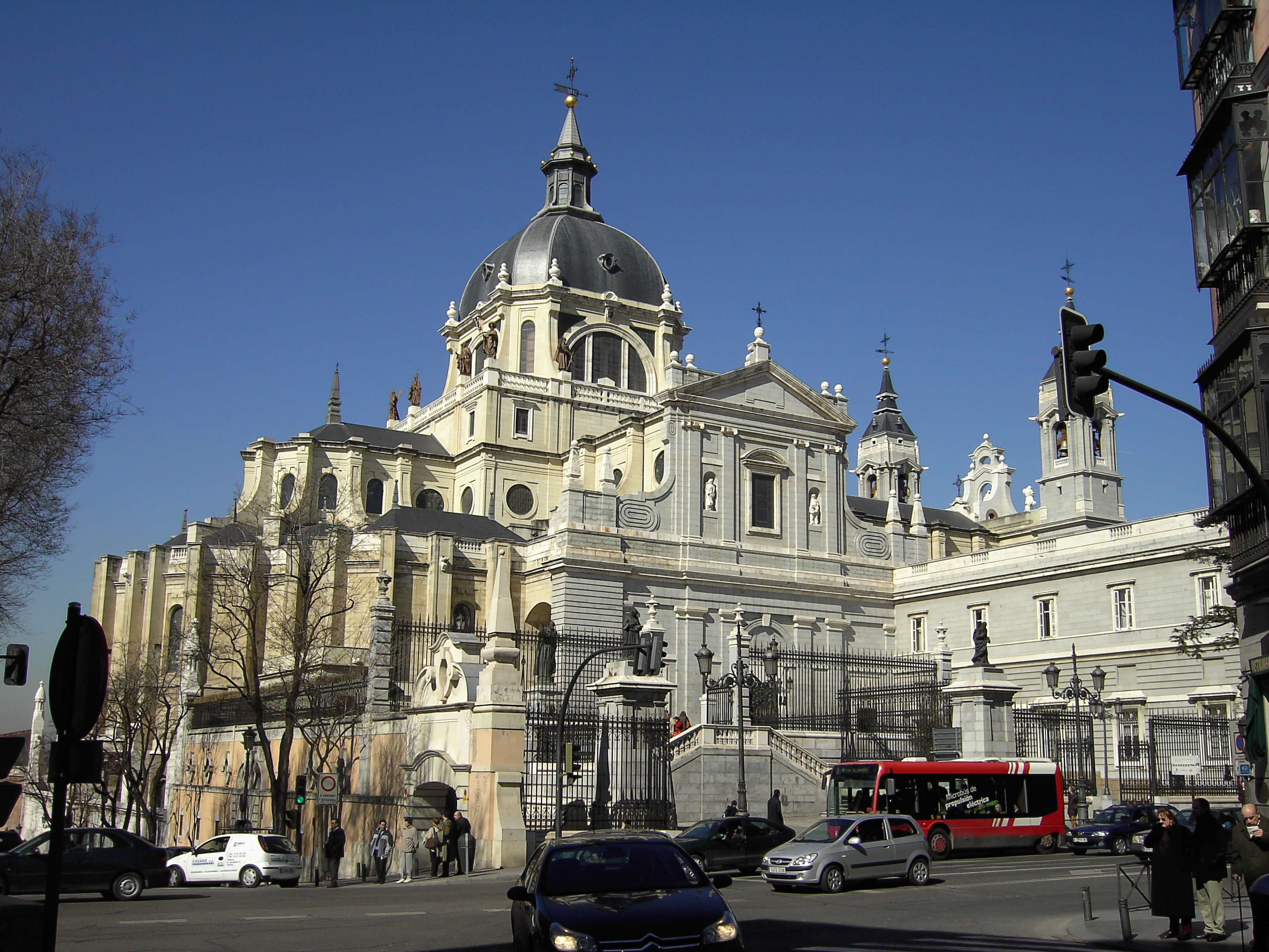 सांता मारिया ला रियल डे ला अल्मुडेना का कैथेड्रल - Madrid | Secret World Trip Planner