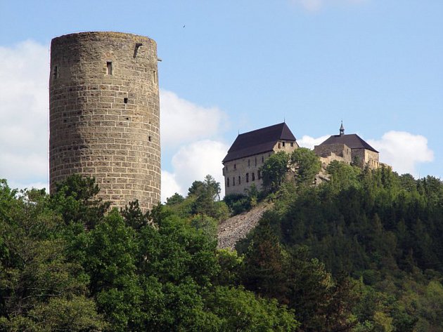 Tocn Enterprises Castle  - ?erné jezero | Secret World Trip Planner