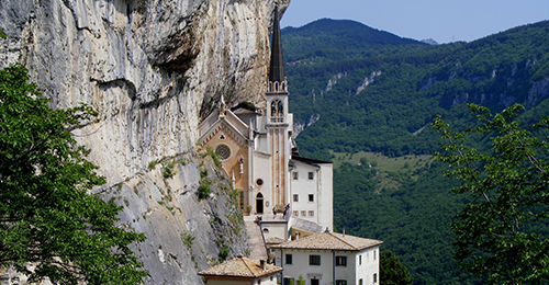 Мадонна делла Коронагийн ариун газар - Santuario della Madonna della Corona | Secret World Trip Planner