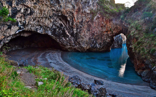 ਆਰਕੋਮੈਗਨੋ ਸੀਕਰੇਟ ਬੀਚ - San Nicola Arcella | Secret World Trip Planner