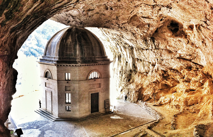 El templo de Valadier, una joya en la roca - Pianello | Secret World Trip Planner