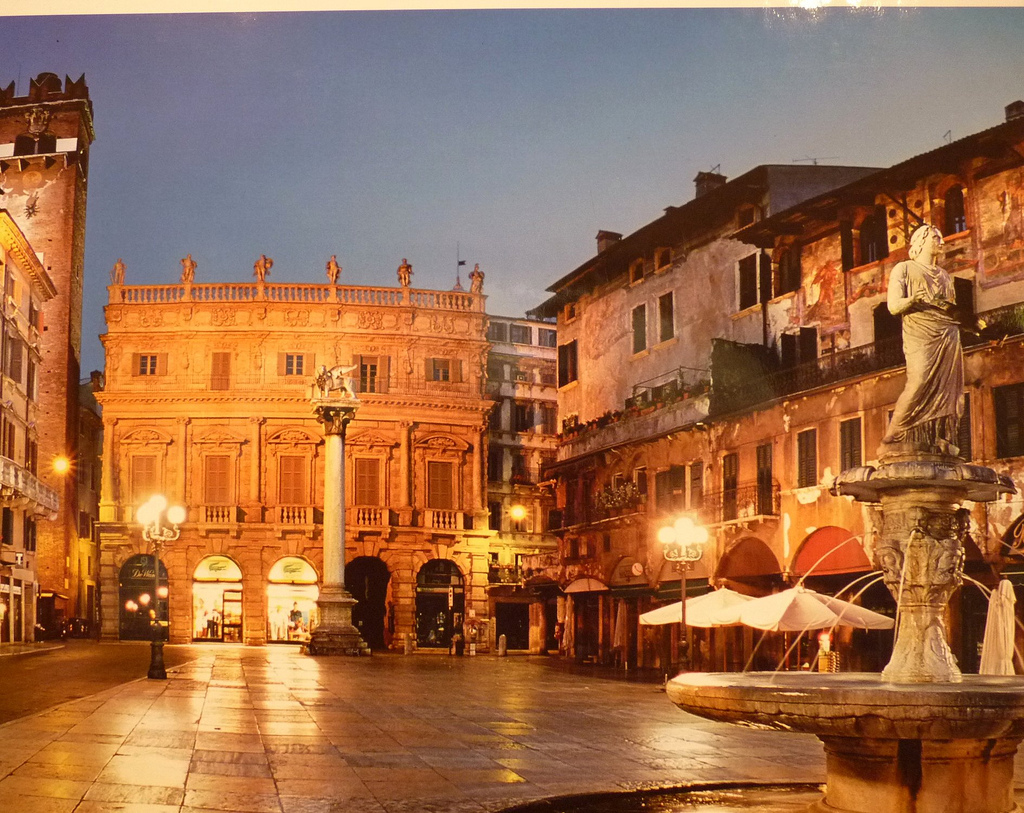 Vérone et la belle Piazza Erbe - Verona | Secret World Trip Planner