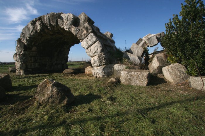 Arches de San Lidano - Sezze Scalo | Secret World Trip Planner